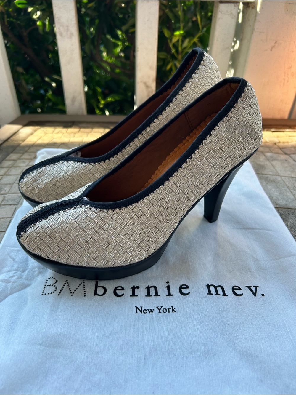bernie mev. Legend Cream Woven Pumps with Black Trim Sz 38(7-7.5 US) nwt